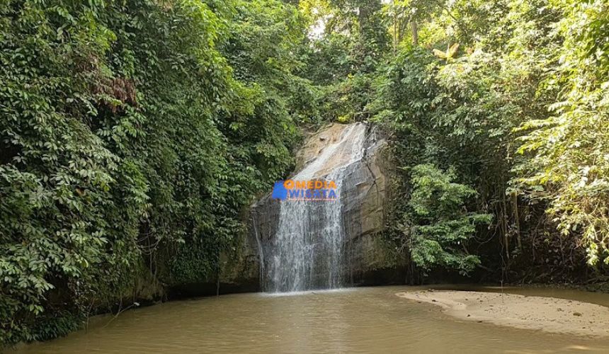 Air Terjun Tanah Merah