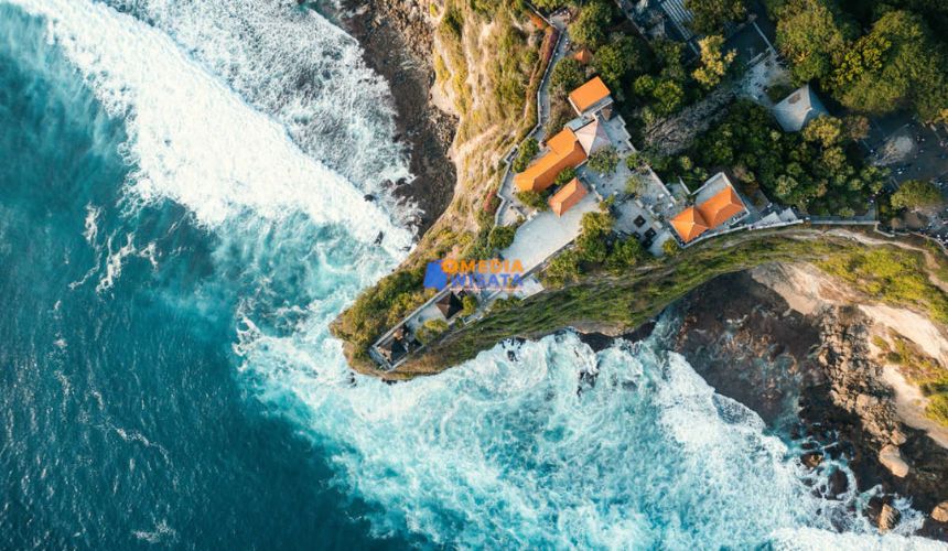 Daya Tarik Wisata Uluwatu Temple