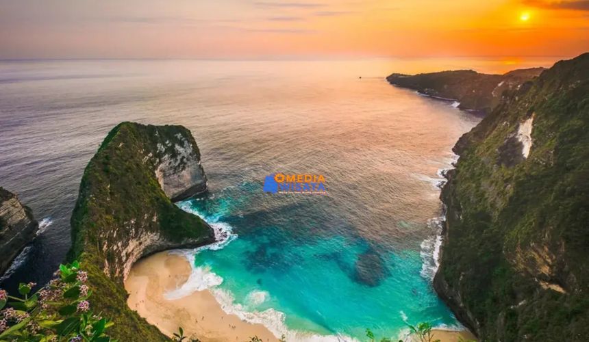 Kelingking Beach: T-Rex dari Timur