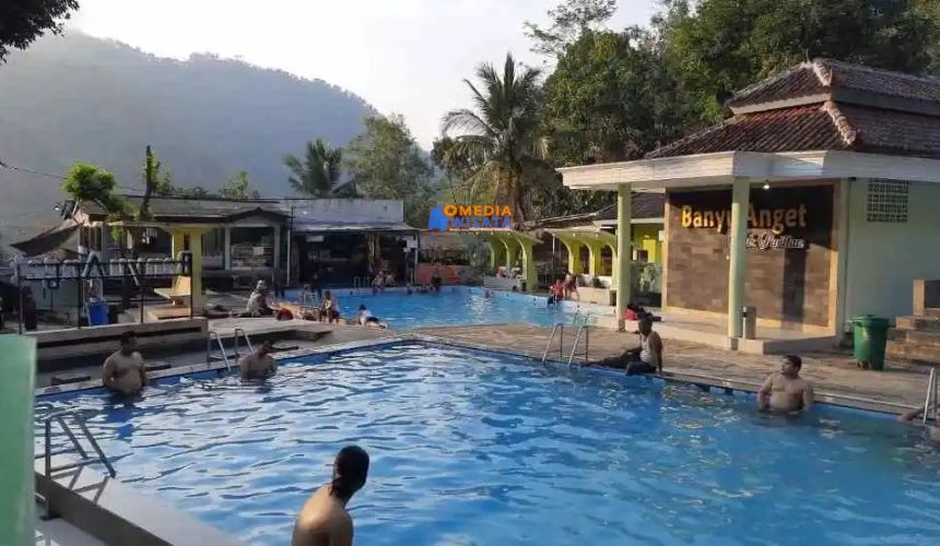 Kolam Renang Tirto Husodo