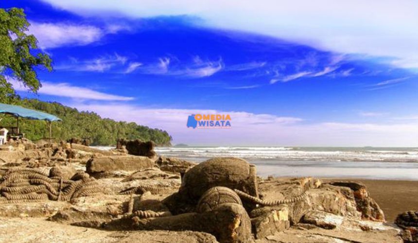 Pantai Air Manis dan Batu Malin Kundang