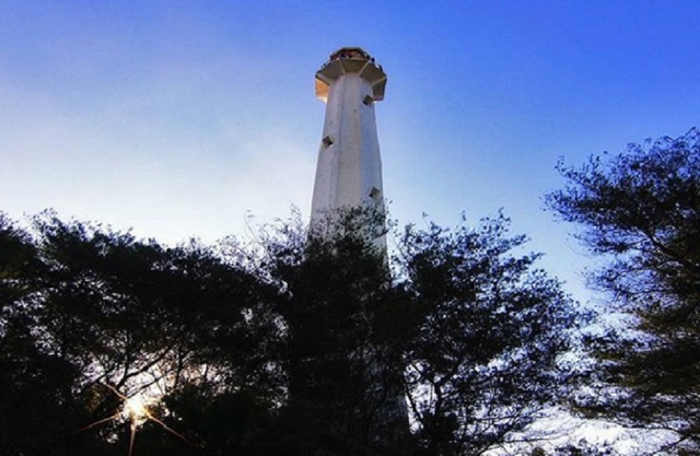 Pantai Goa Cemara- Mercusuar Pantai Goa Cemara