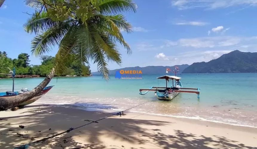 Pantai Karanggongso – Spot Snorkeling dan Selfie Kekinian