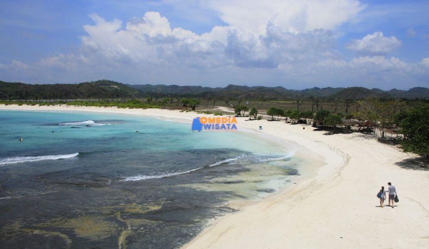 Pantai Tanjung Aan – Gradasi Biru yang Tak Tertandingi