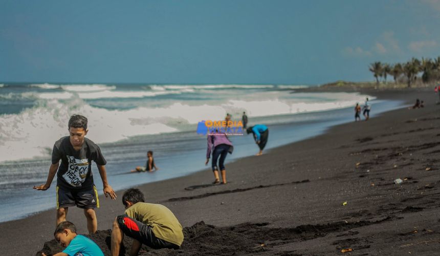 Pantai Watu Pecak – Sunset yang Menawan