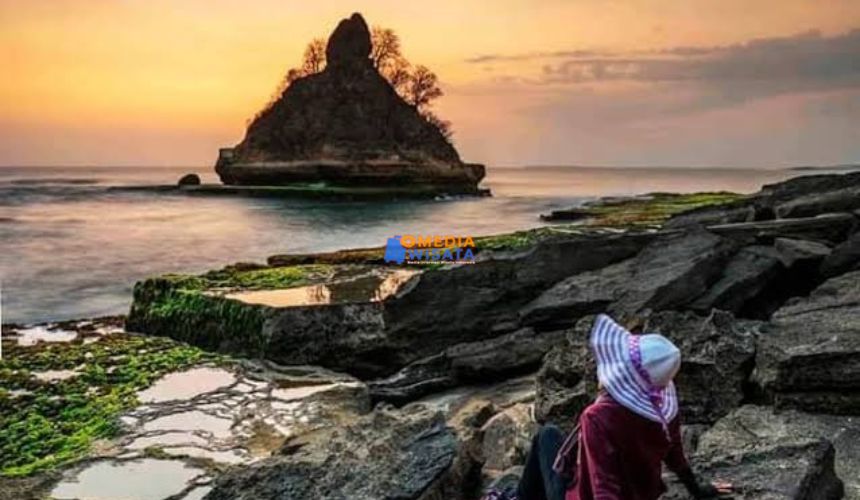 Pesona Unik Pantai Karang Gantungan