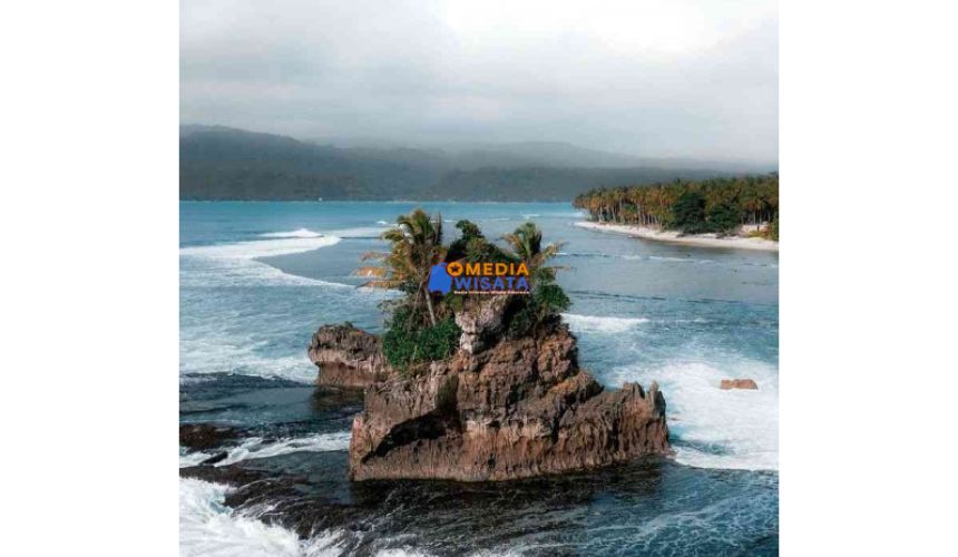 Pesona Utama Pantai Krui yang Memikat
