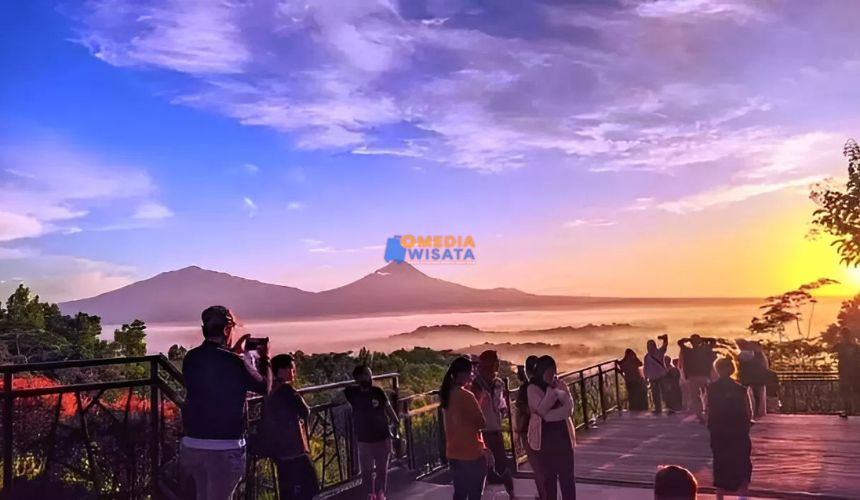 Punthuk Setumbu – Sunrise Memukau dengan Latar Candi Borobudur